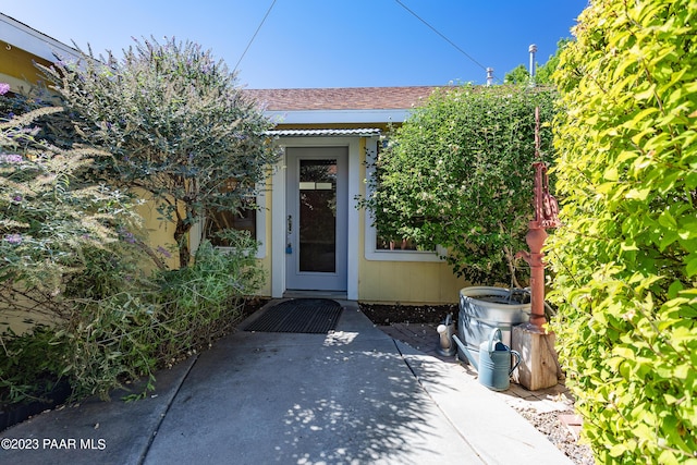 entrance to property with a patio