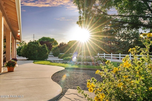977 Kristin St, Chino Valley, AZ 86323 - yard at dusk with a patio