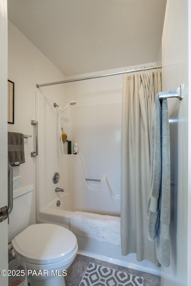 11009 E Lariat Ln, Dewey-Humboldt, AZ 86327 - bathroom with shower / tub combo with curtain and toilet