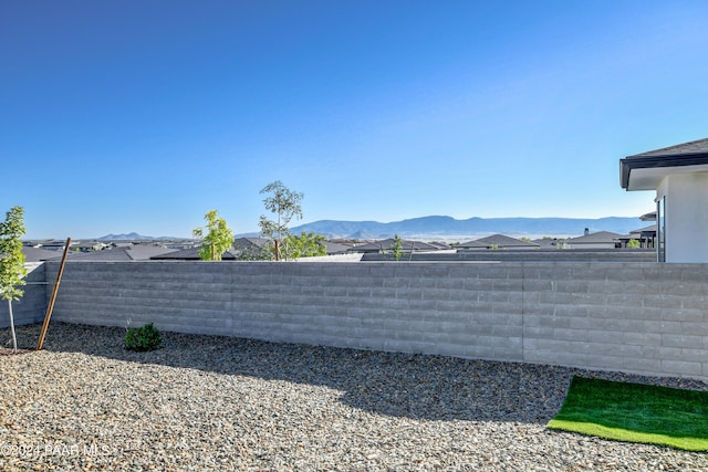 view of yard with a mountain view