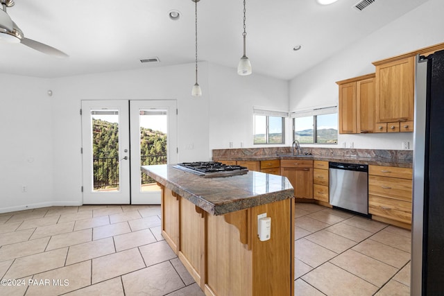 720 E Sky Terrace Dr, Prescott, AZ 86303 - kitchen featuring visible vents, a breakfast bar area, tile counters, vaulted ceiling, and stainless steel appliances