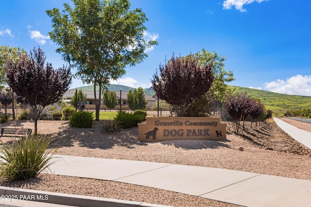 community / neighborhood sign featuring a mountain view