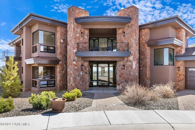 view of front of property featuring a balcony