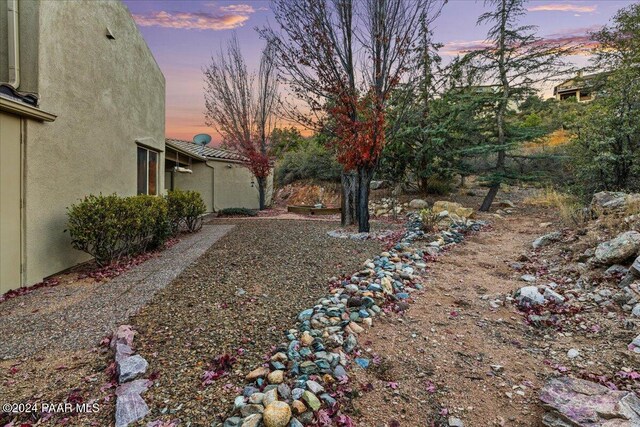 view of yard at dusk