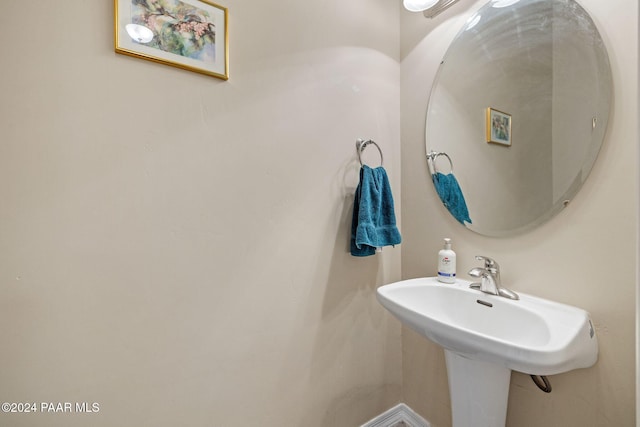 bathroom featuring a sink