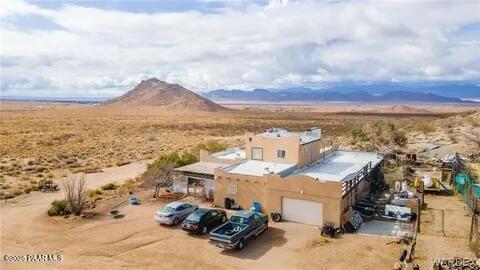 birds eye view of property featuring a mountain view