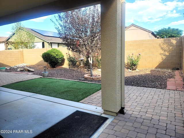 view of yard featuring a patio area