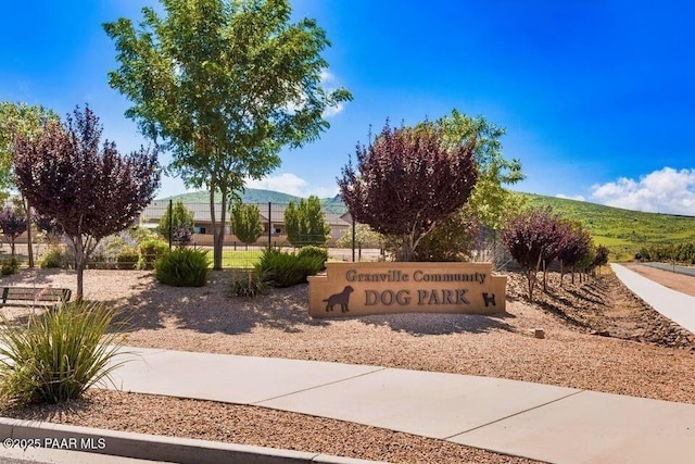 community / neighborhood sign featuring a mountain view