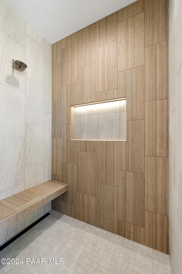 bathroom featuring a tile shower