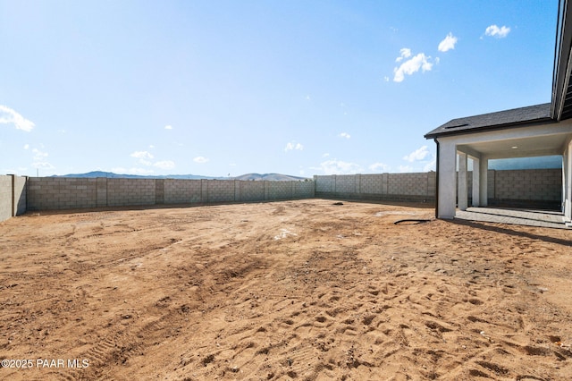 view of yard featuring a mountain view