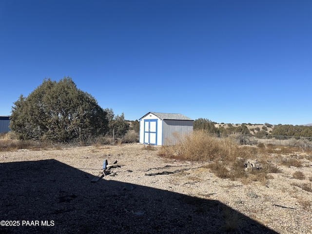 view of yard with a storage shed