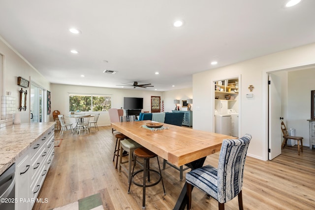 dining space with light wood-type flooring, visible vents, washer and clothes dryer, recessed lighting, and ceiling fan