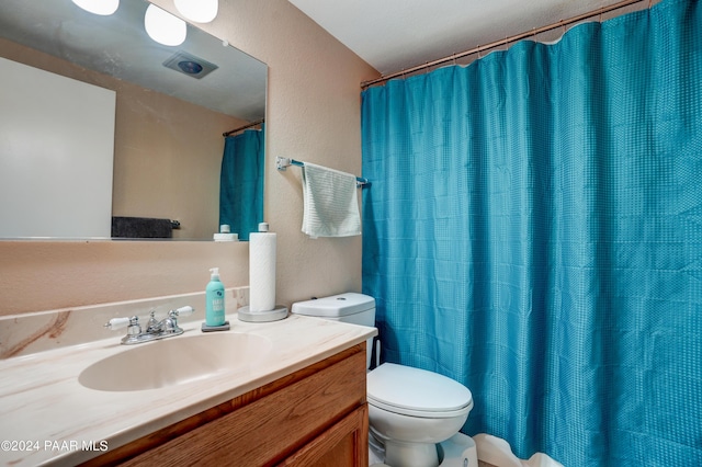 bathroom featuring a shower with shower curtain, vanity, and toilet