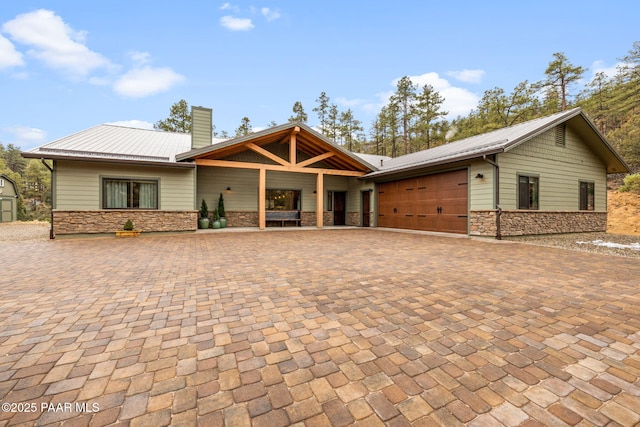 view of front of property featuring a garage