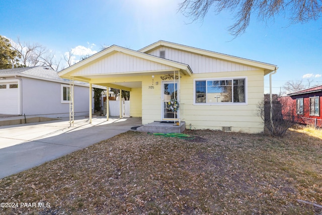 view of front of property featuring a carport