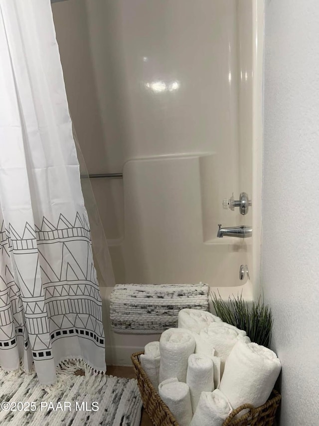 bathroom with shower / bath combo with shower curtain