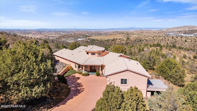 drone / aerial view featuring a forest view and a mountain view