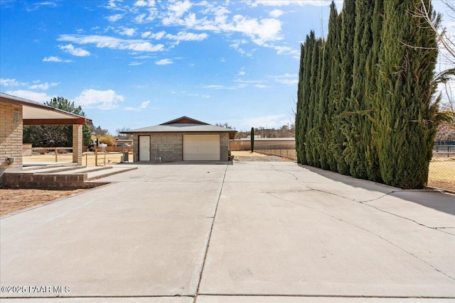 185 W Hereford Dr, Camp Verde, AZ 86322 - view of side of property with a garage, stone siding, fence, and an outbuilding