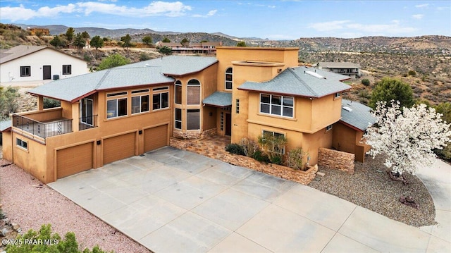 414 N Fitzmaurice Dr, Prescott, AZ 86303 - view of front of property featuring stucco siding, driveway, a garage, and a mountain view