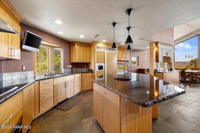 414 N Fitzmaurice Dr, Prescott, AZ 86303 - kitchen featuring stone tile floors, a sink, a kitchen island, visible vents, and recessed lighting