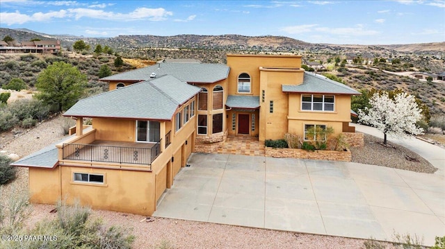 414 N Fitzmaurice Dr, Prescott, AZ 86303 - view of front of home with stucco siding, a mountain view, and a balcony