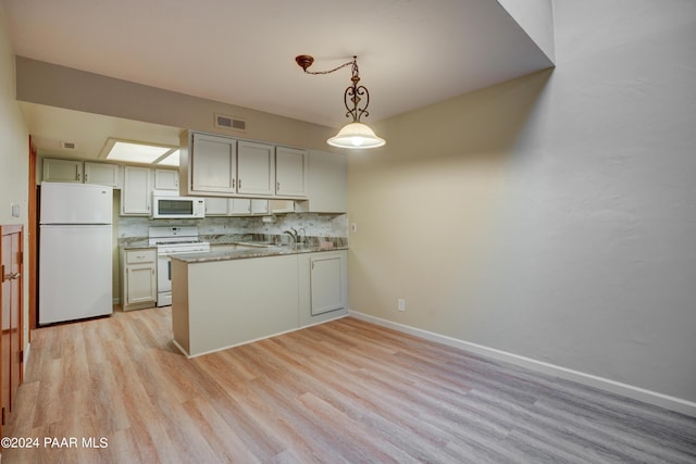 253 Creekside Cir Unit B, Prescott, AZ 86303 - kitchen featuring hanging light fixtures, white appliances, light wood-style flooring, a peninsula, and visible vents