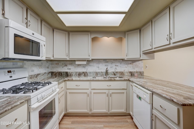 253 Creekside Cir Unit B, Prescott, AZ 86303 - kitchen with light wood finished floors, a sink, decorative backsplash, white appliances, and light stone countertops