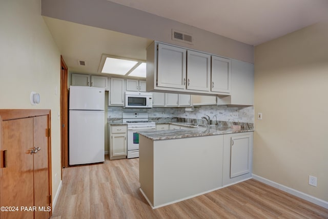 253 Creekside Cir Unit B, Prescott, AZ 86303 - kitchen featuring a peninsula, a sink, light wood-type flooring, visible vents, and white appliances
