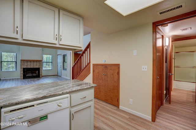 253 Creekside Cir Unit B, Prescott, AZ 86303 - kitchen with white cabinets, baseboards, visible vents, light wood-style floors, and white dishwasher