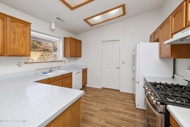 15015 E White Dr, Dewey-Humboldt, AZ 86327 - kitchen featuring gas stove, dishwasher, a sink, light wood finished floors, and lofted ceiling