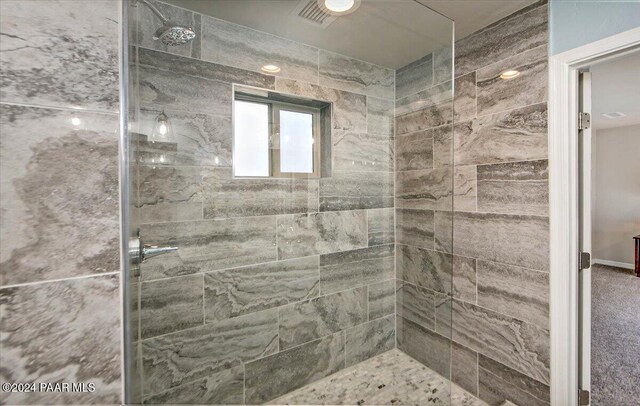 bathroom featuring tiled shower