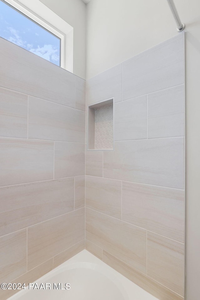 bathroom with tiled shower / bath combo