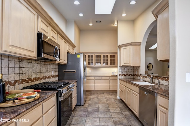 kitchen with light brown cabinets, visible vents, a sink, appliances with stainless steel finishes, and backsplash