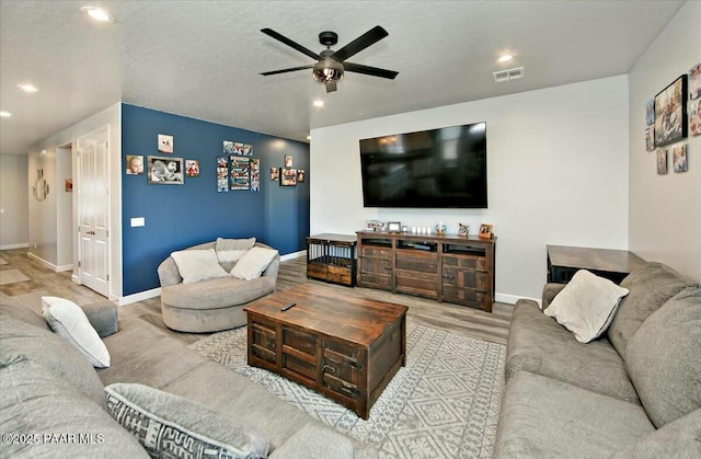 living room featuring wood finished floors, baseboards, visible vents, recessed lighting, and ceiling fan