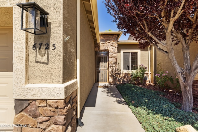 6723 E Arden Ct Unit 5, Prescott Valley, AZ 86314 - entrance to property featuring stone siding and stucco siding