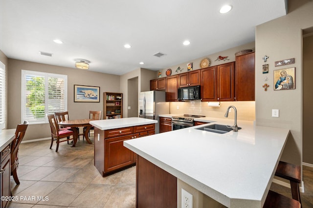 7334 E Goodnight Ln, Prescott Valley, AZ 86314 - kitchen featuring a sink, appliances with stainless steel finishes, light countertops, baseboards, and recessed lighting