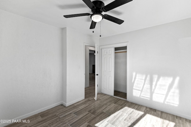 unfurnished bedroom with ceiling fan and a closet