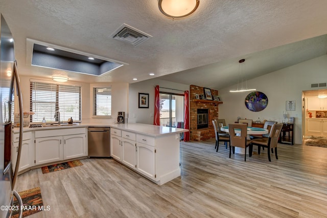 3096 Montana Dr, Prescott, AZ 86301 - kitchen featuring visible vents, a textured ceiling, light wood-style flooring, and stainless steel appliances