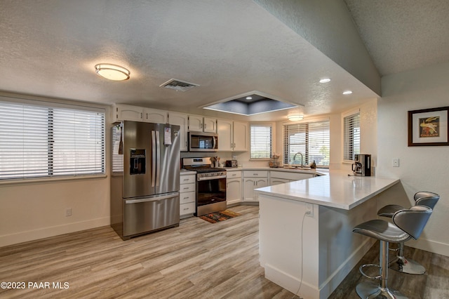 3096 Montana Dr, Prescott, AZ 86301 - kitchen featuring stainless steel appliances, a textured ceiling, visible vents, and a peninsula