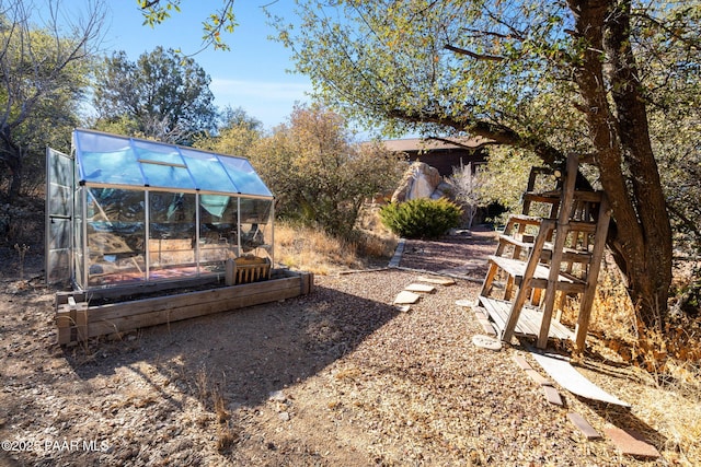 view of yard with an outdoor structure