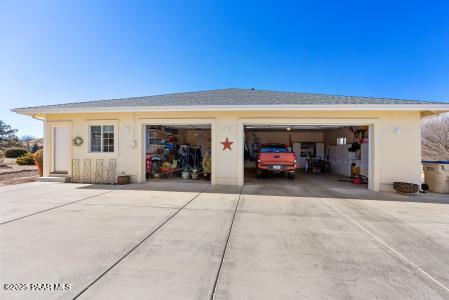 987 Kristin St, Chino Valley, AZ 86323 - garage featuring driveway