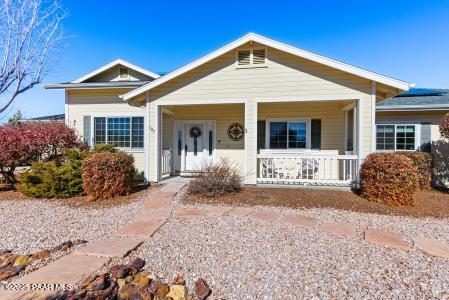 view of front of property featuring covered porch