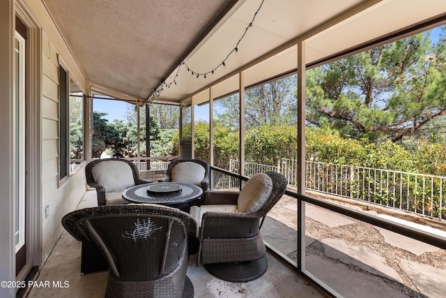 707 Apache Dr, Dewey-Humboldt, AZ 86327 - sunroom featuring vaulted ceiling