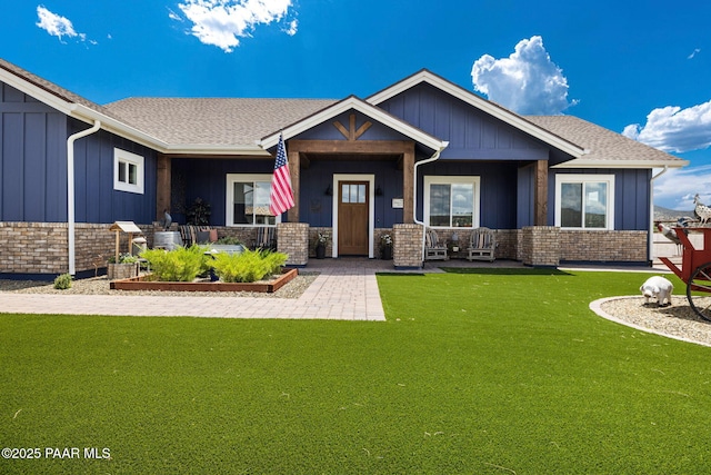 craftsman-style home featuring a front yard