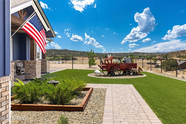 view of yard featuring a mountain view