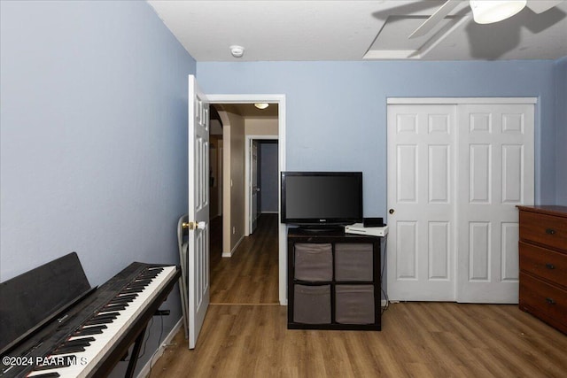 misc room featuring dark hardwood / wood-style flooring and ceiling fan