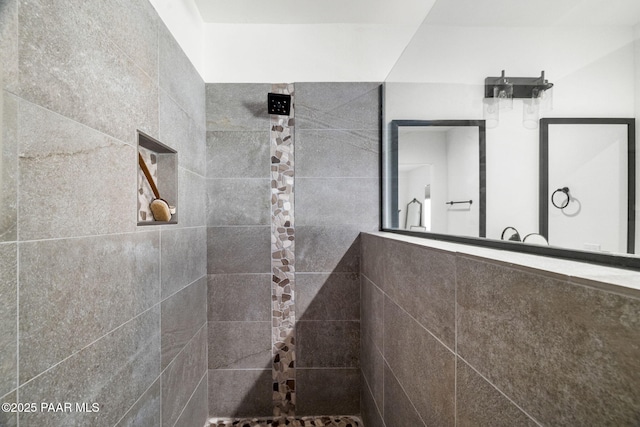 bathroom featuring tiled shower