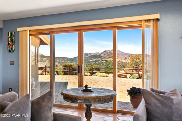 entryway featuring a mountain view