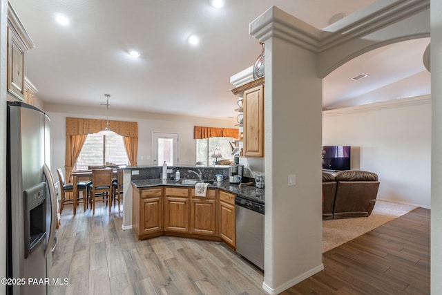 10559 Manzanita Trl, Dewey-Humboldt, AZ 86327 - kitchen featuring sink, hanging light fixtures, light hardwood / wood-style floors, kitchen peninsula, and stainless steel appliances