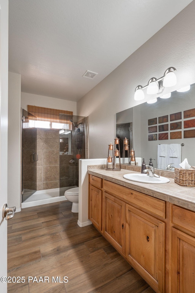 10559 Manzanita Trl, Dewey-Humboldt, AZ 86327 - laundry room featuring wood-type flooring, separate washer and dryer, sink, cabinets, and a textured ceiling